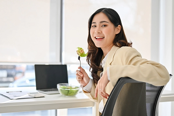 Energi Positif dari Meja Kerja: Pilihan Camilan yang Bikin Tetap Fokus